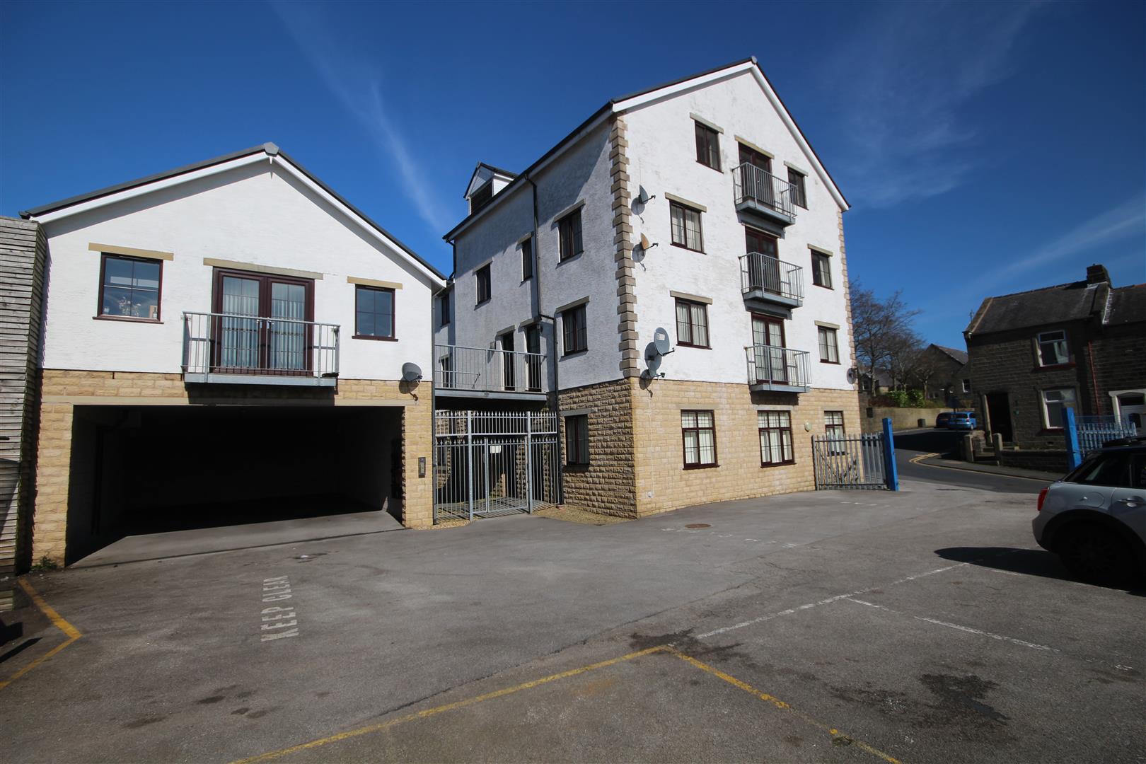 2 bedroom apartment SSTC in Colne - IMG_9474.JPG
